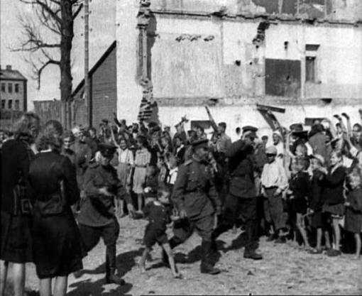 Sovietų karius pasitinka Vilniaus gyventojai